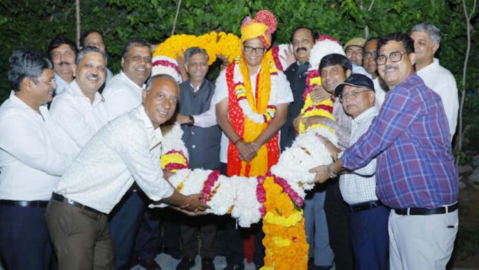Jewellers' Association accords grand welcome to Mayor Sunil Kothari. Jewellers' Association accords grand welcome to Mayor Sunil Kothari.