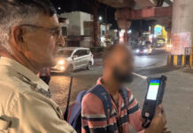 शराब पीकर वाहन चलाने वालों पर यातायात पुलिस की सख्ती Traffic police crack down on drunk drivers.