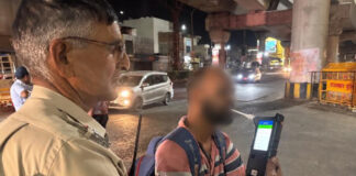 शराब पीकर वाहन चलाने वालों पर यातायात पुलिस की सख्ती Traffic police crack down on drunk drivers.