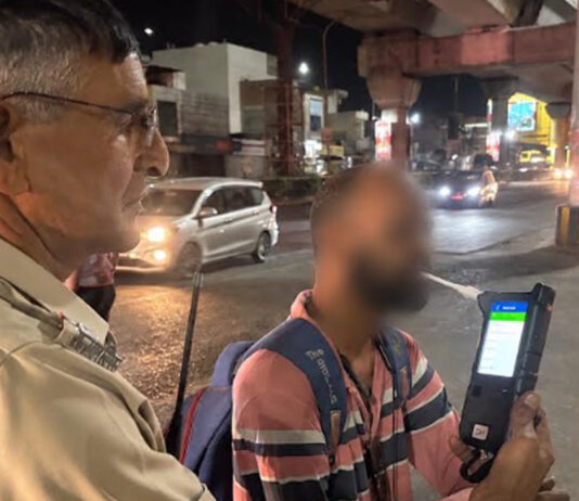 शराब पीकर वाहन चलाने वालों पर यातायात पुलिस की सख्ती Traffic police crack down on drunk drivers.