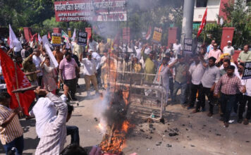 SIR और ‘वोट चोरी’ के खिलाफ कांग्रेस ने किया प्रदर्शन Congress protests against SIR and ‘vote theft’