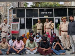 तीन स्पा सेंटरों पर पुलिस ने छापेमारी करते हुए किया 11 युवतियों सहित 19 को गिरफ्तार