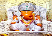 शरद पूर्णिमा पर चांदी के सफेद मुकुट से दमके गणेशजी: सफेद फूलों से सजा भव्य फूल बंगला