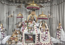 श्वेत जरी-गोटे की पोशाक में सजे ठाकुरजी: खीर का विशेष भोग लगाया