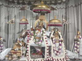 श्वेत जरी-गोटे की पोशाक में सजे ठाकुरजी: खीर का विशेष भोग लगाया