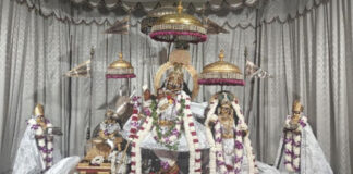 श्वेत जरी-गोटे की पोशाक में सजे ठाकुरजी: खीर का विशेष भोग लगाया