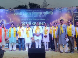 रजनी विहार में 51 फीट रावण दहन में 5 हजार से अधिक लोग बने साक्षी More than 5,000 people witnessed the burning of a 51-foot-tall effigy of Ravana in Rajni Vihar.
