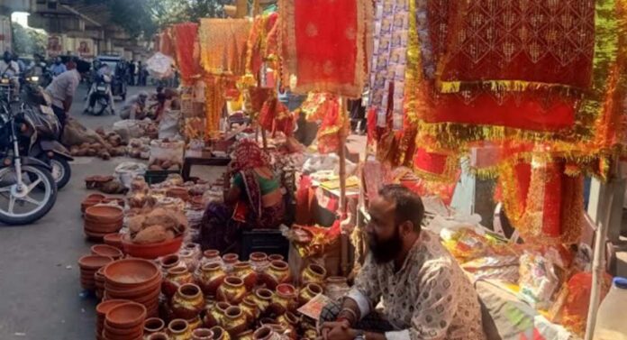 Jaipur's markets are being decked up to welcome Mata Rani. Jaipur's markets are being decked up to welcome Mata Rani.