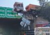 टू-व्हीलर को बचाने में डिवाइडर तोड़ पुलिया पर लटका ट्रेलर