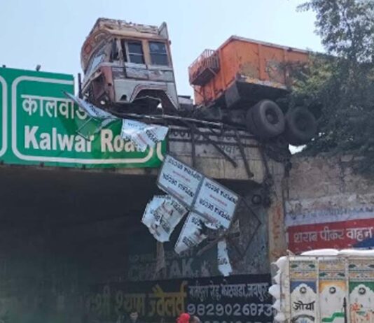 टू-व्हीलर को बचाने में डिवाइडर तोड़ पुलिया पर लटका ट्रेलर